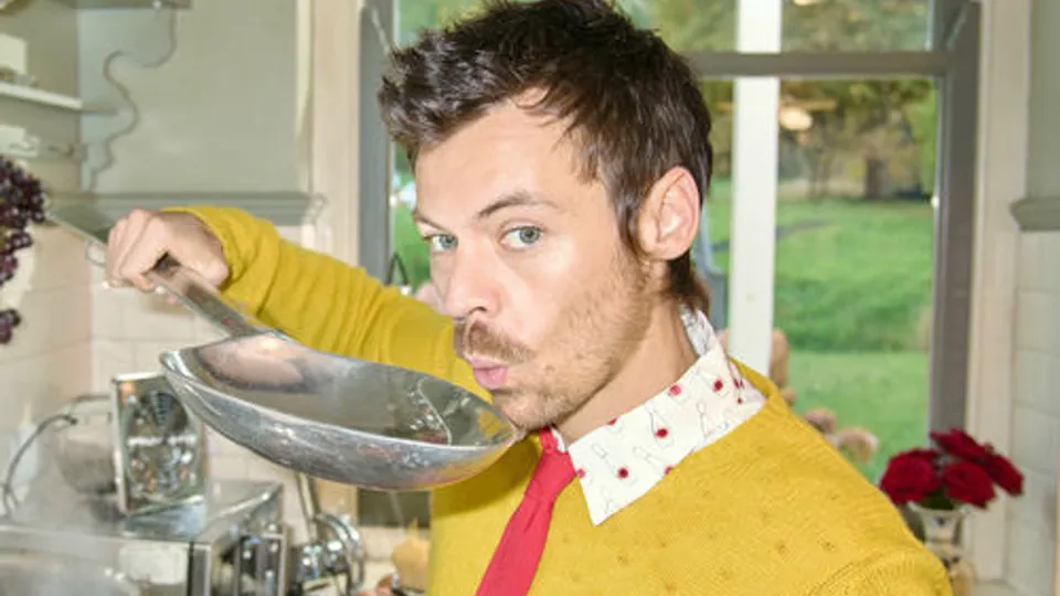Harry Styles met en scène un couple fiancé dans le clip vidéo de « Coming Up Roses »